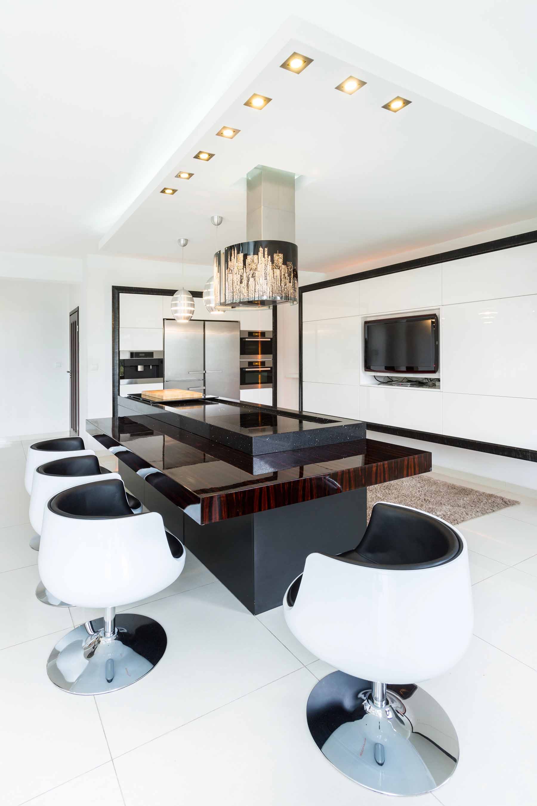 Cuisine contemporaine noire et blanche avec îlot central, mobilier laqué et plafond avec spots encastrés
