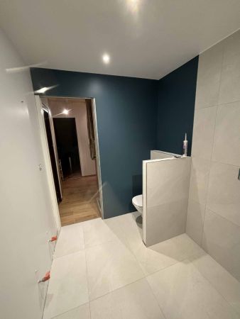 Peinture et rénovation d’une salle de bain dans une maison à Genève réalisée par artisan peintre